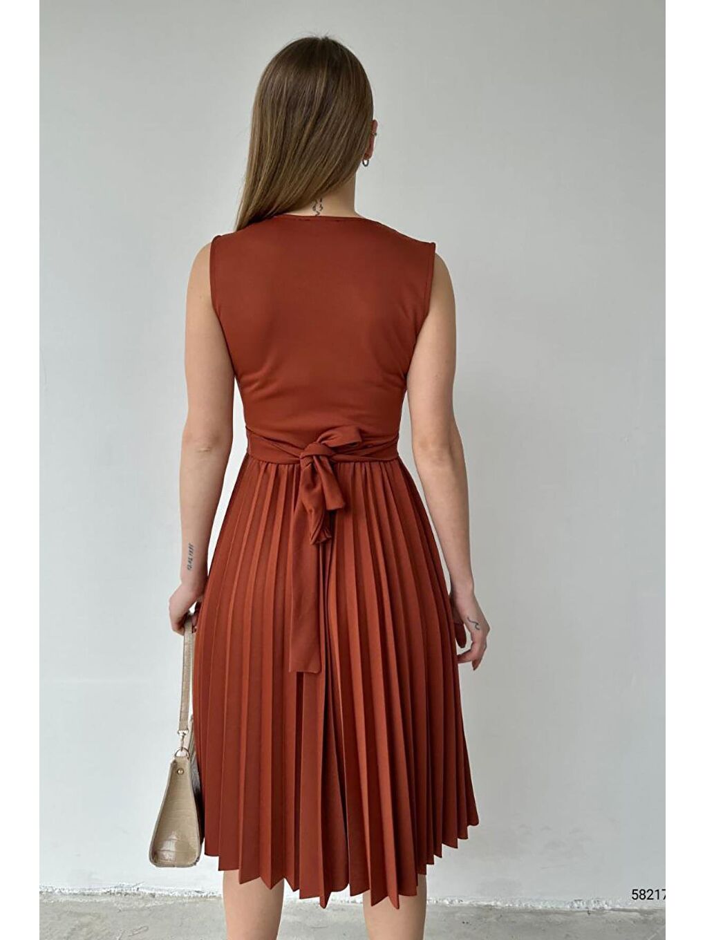Kahverengi Kiremit Rengi Pliseli Ve Kuşaklı Sıfır Kol Yakalı Kuşaklı Elbise-4
