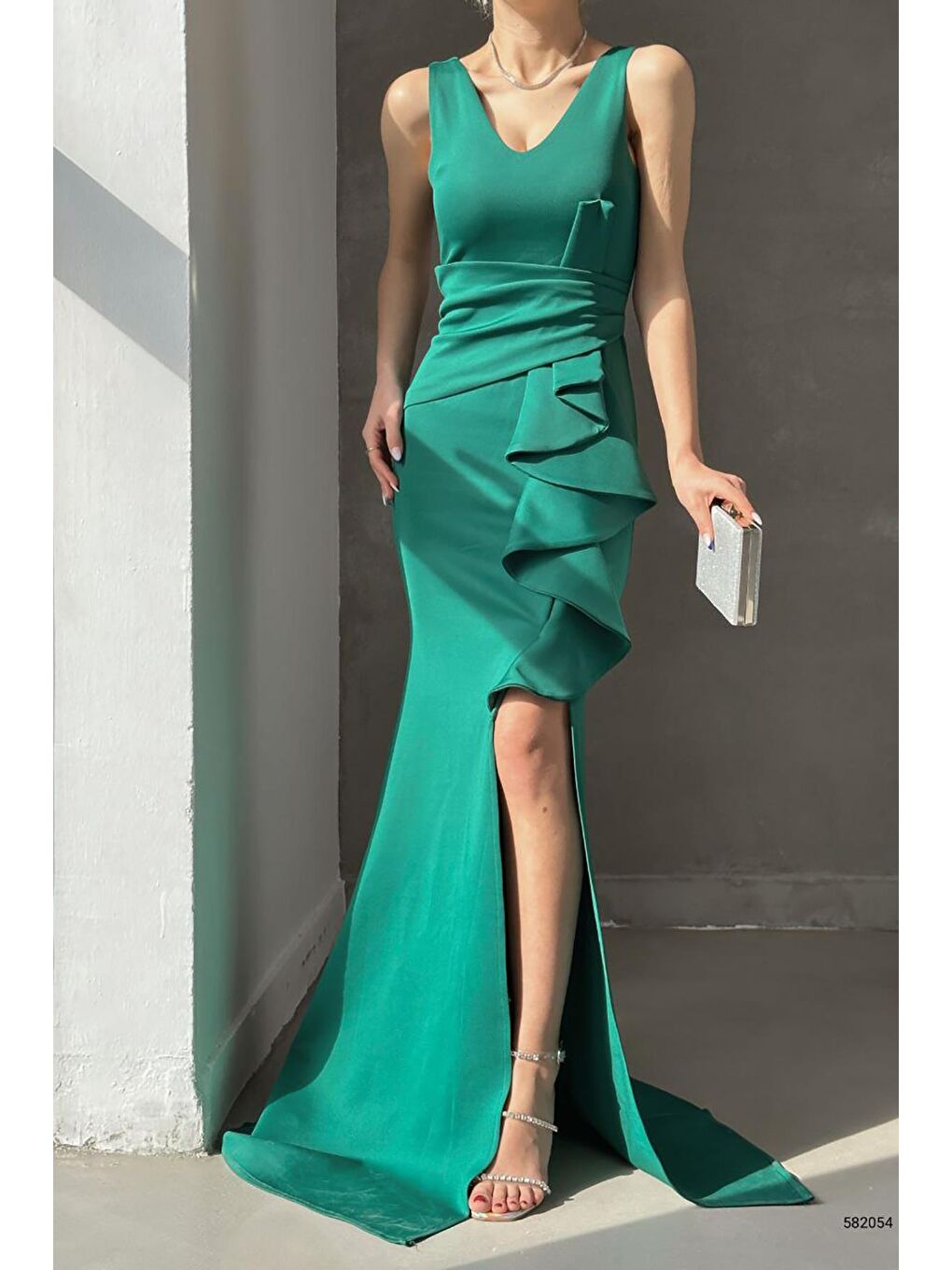 Yeşil Scuba Kumaş Kalın Askılı Maksi Boy Yırtmaç Detay Volanlı Abiye Elbise