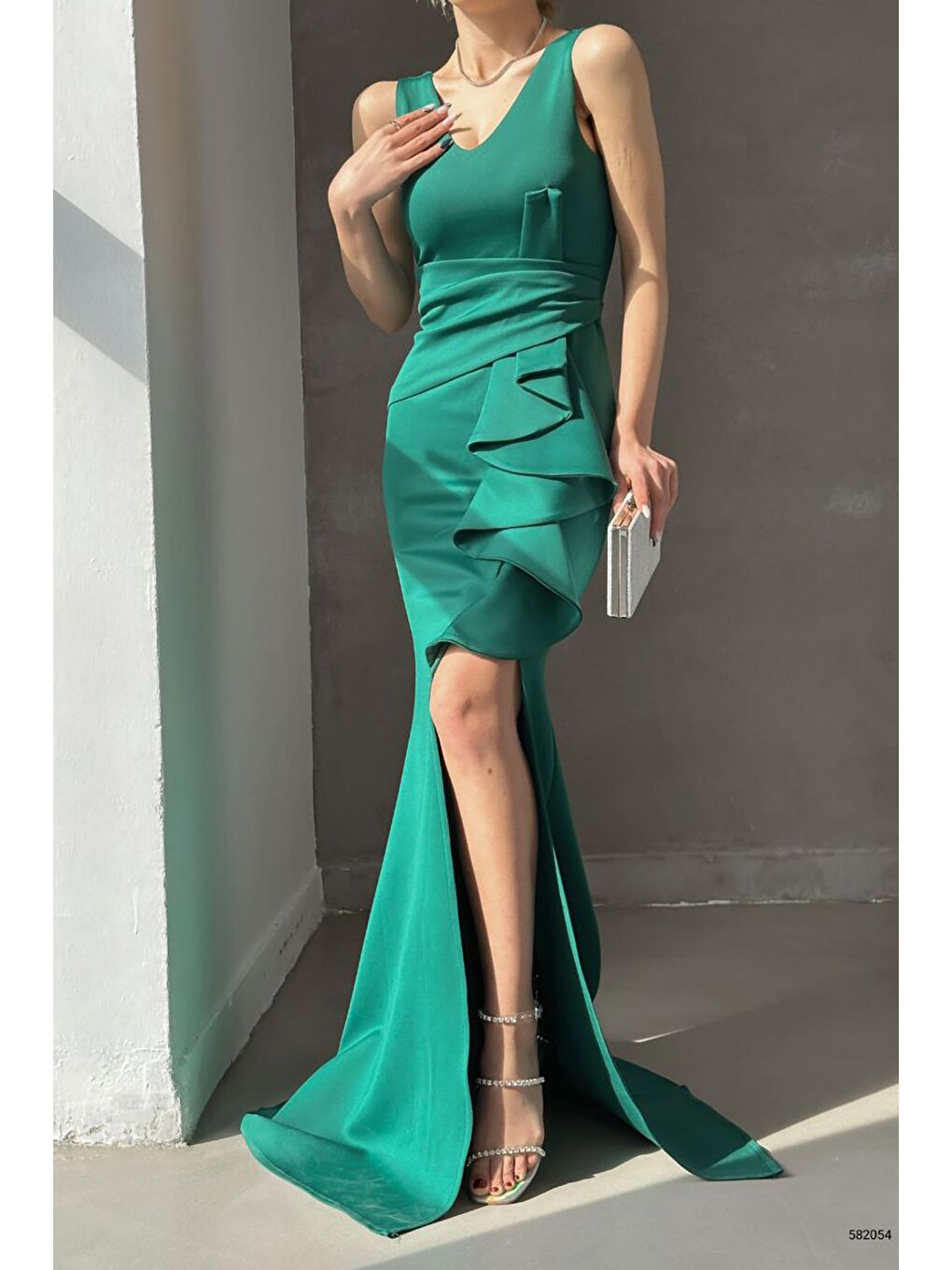 Yeşil Scuba Kumaş Kalın Askılı Maksi Boy Yırtmaç Detay Volanlı Abiye Elbise-1