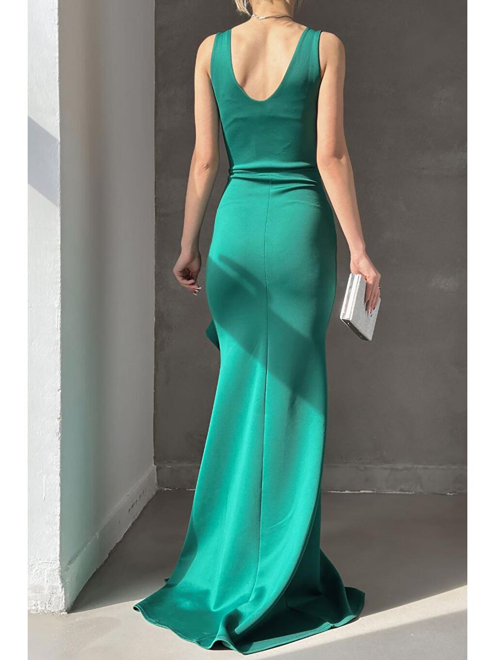 Yeşil Scuba Kumaş Kalın Askılı Maksi Boy Yırtmaç Detay Volanlı Abiye Elbise-4