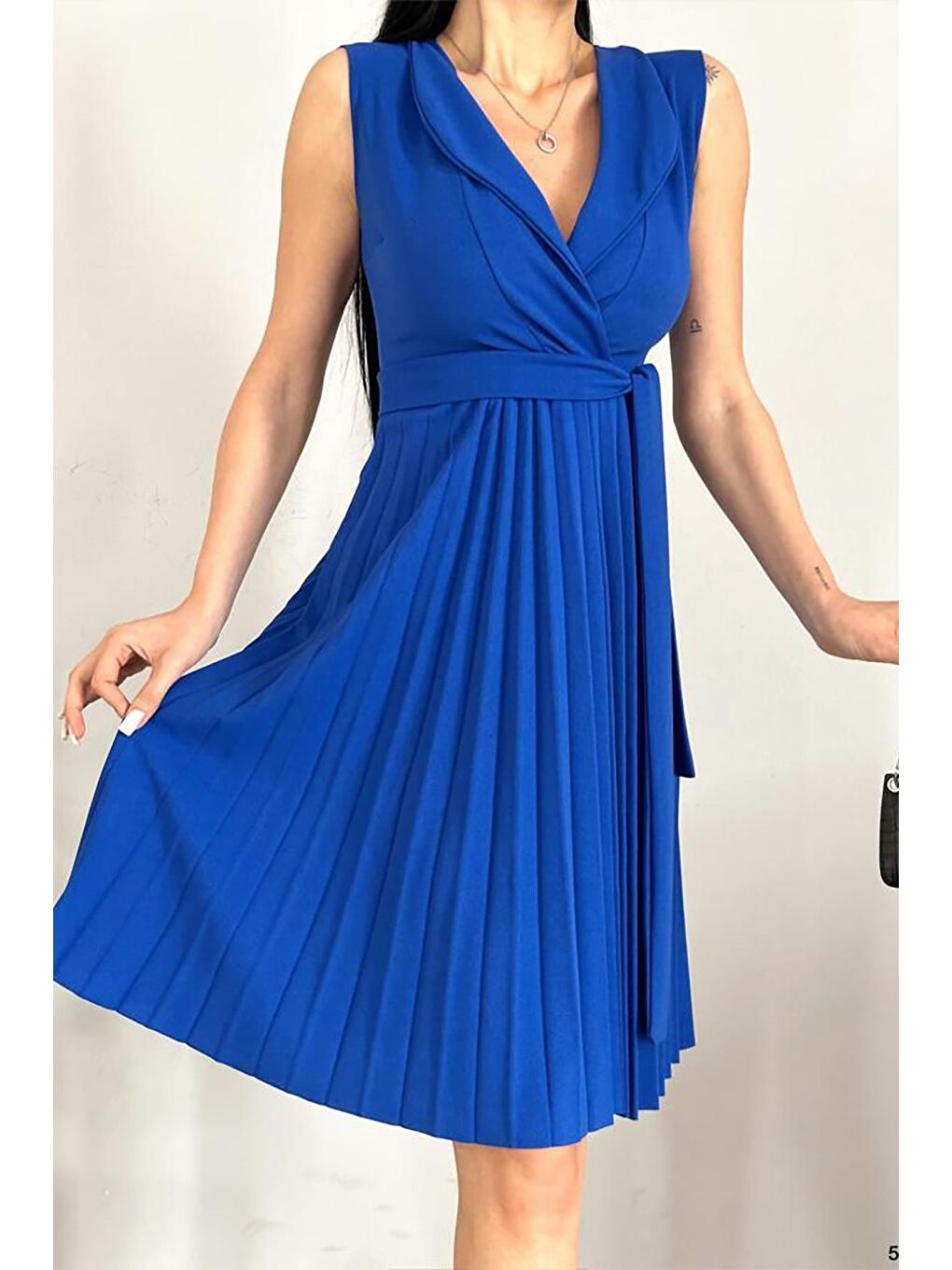 Saks Mavisi Pliseli Ve Kuşaklı Sıfır Kol Yakalı Kuşaklı Elbise-2