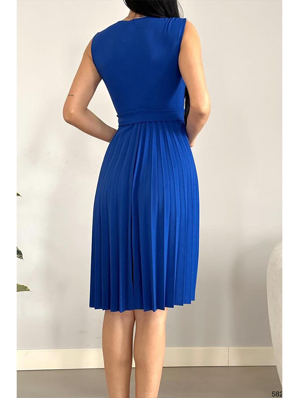 Saks Mavisi Pliseli Ve Kuşaklı Sıfır Kol Yakalı Kuşaklı Elbise-3