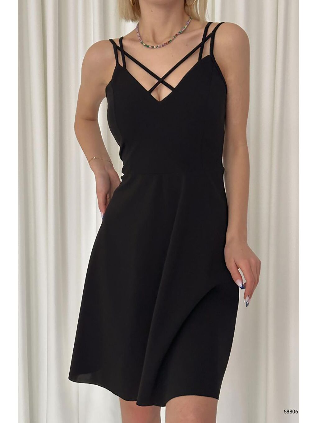 Siyah Çarpraz Askılı İthal Krep Kumaş Elbise-1