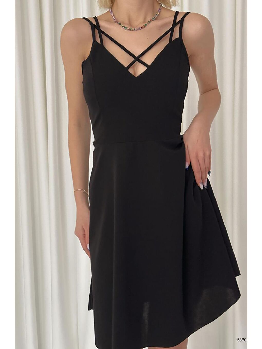 Siyah Çarpraz Askılı İthal Krep Kumaş Elbise-2