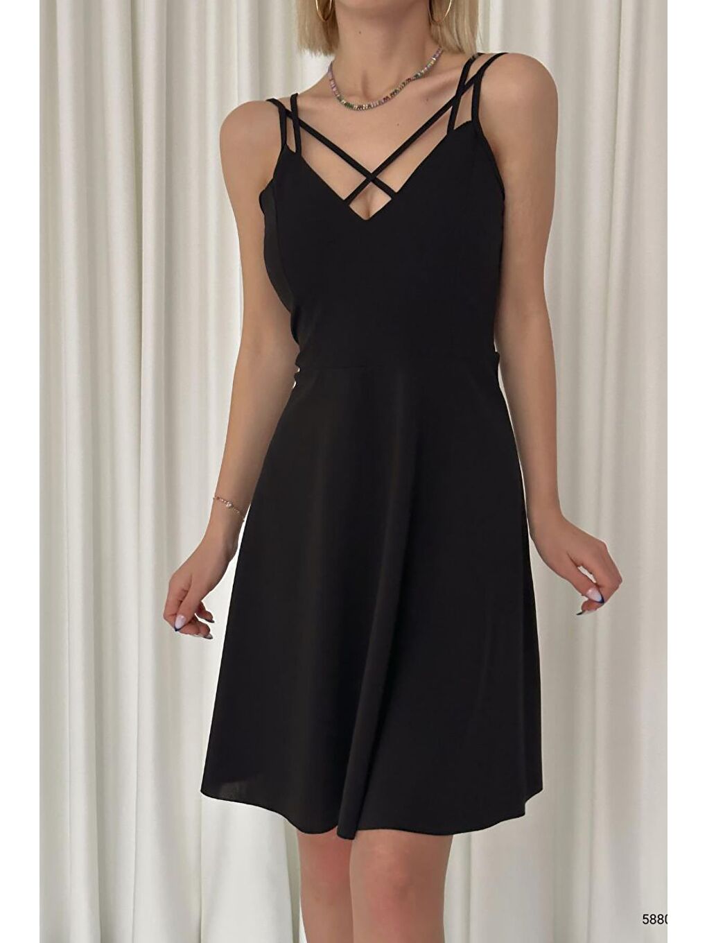 Siyah Çarpraz Askılı İthal Krep Kumaş Elbise-3