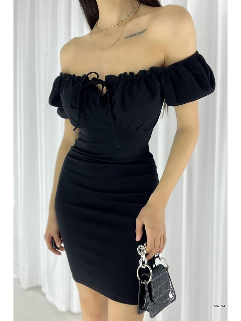 Siyah Madonna Yaka İthal Krep Kumaş Büzgülü Elbise-1