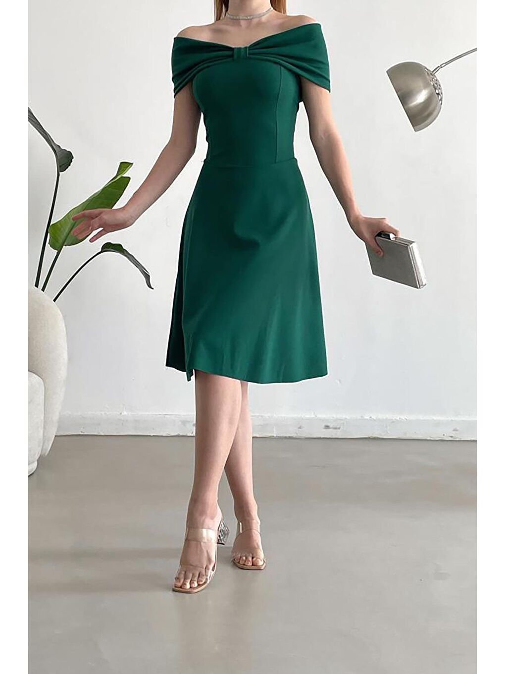 Yeşil Madonna Yaka Krep Kumaş Kloş Elbise-3