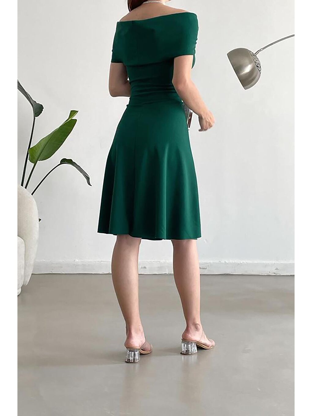 Yeşil Madonna Yaka Krep Kumaş Kloş Elbise-4