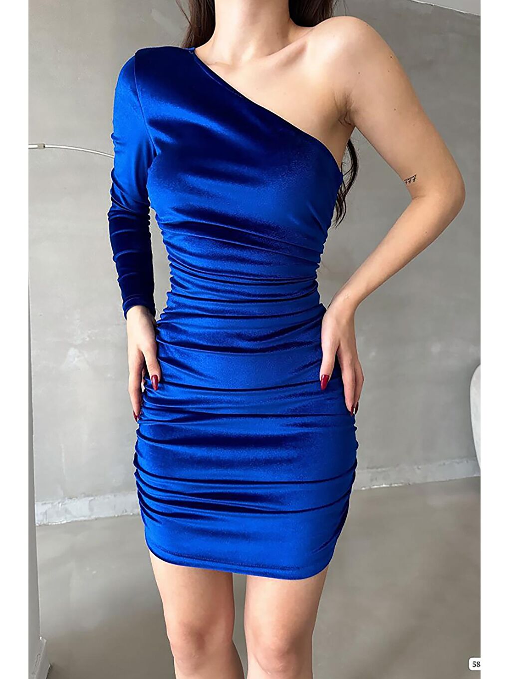 Saks Mavisi Tek Kol Büzgü Detay Kadife Kumaş Elbise