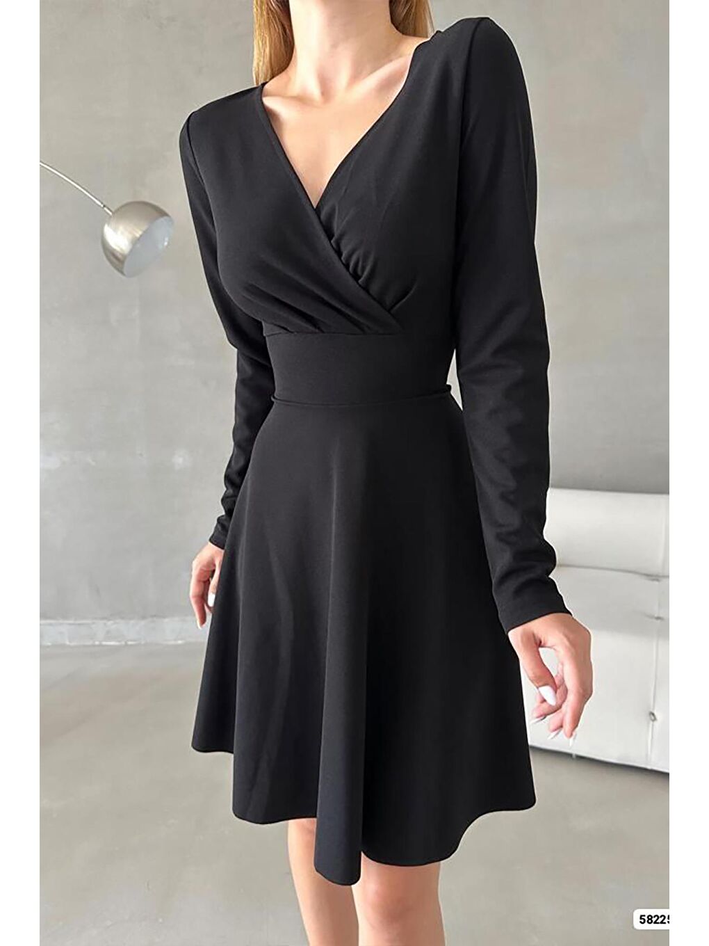 Siyah Kruvaze Yaka Krep Kumaş Uzun Kol Kloş Elbise-1