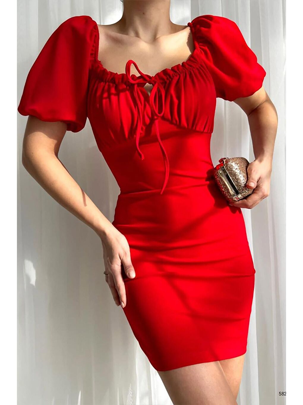 Kırmızı Madonna Yaka İthal Krep Kumaş Büzgülü Elbise-2