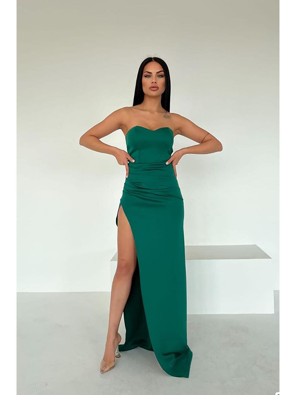 Yeşil Kalp Yaka Derin Yırtmaç Detaylı Scuba Kumaş Elbise