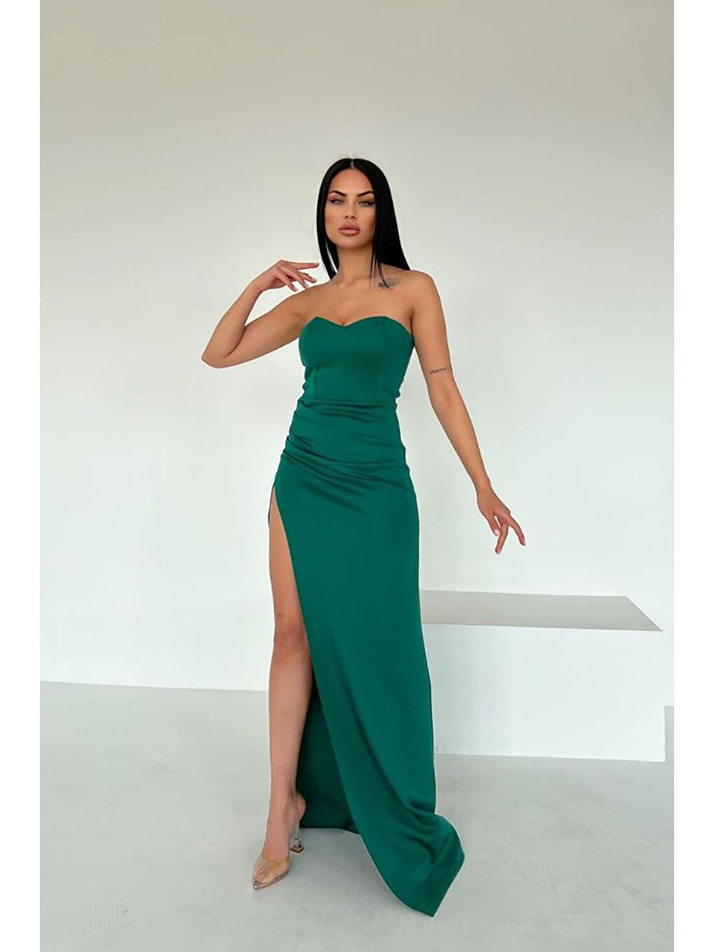 Yeşil Kalp Yaka Derin Yırtmaç Detaylı Scuba Kumaş Elbise-1