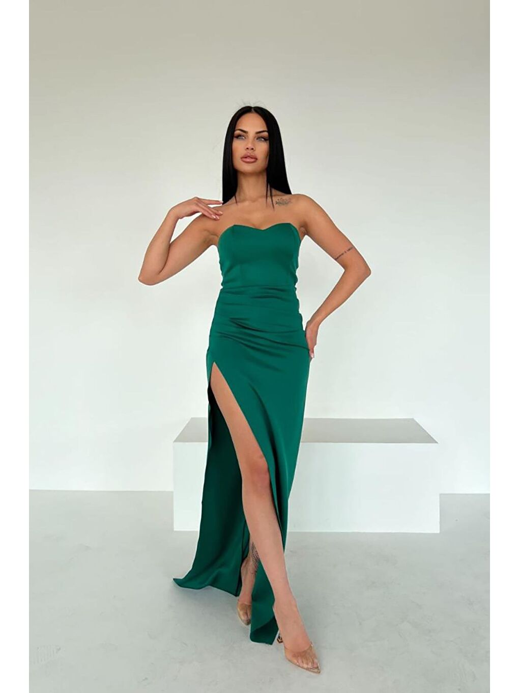 Yeşil Kalp Yaka Derin Yırtmaç Detaylı Scuba Kumaş Elbise-2