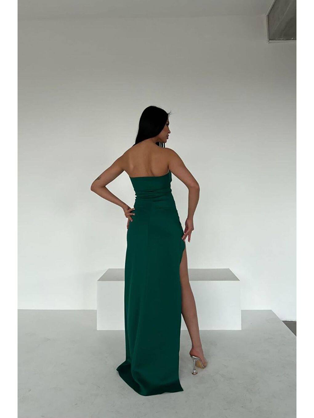 Yeşil Kalp Yaka Derin Yırtmaç Detaylı Scuba Kumaş Elbise-4