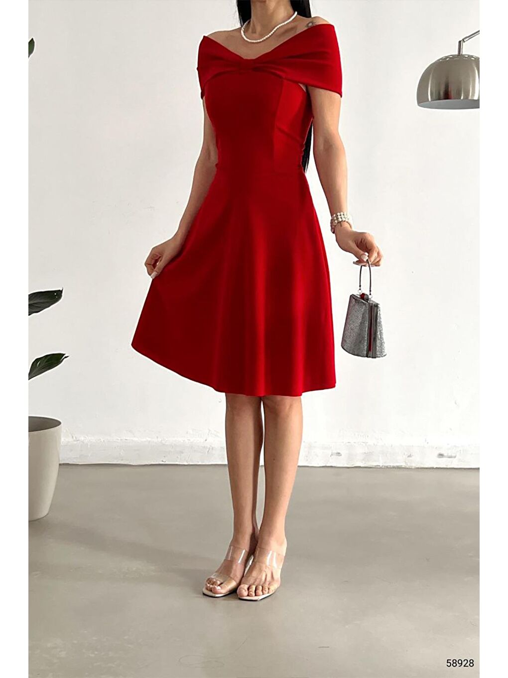 Kırmızı Madonna Yaka Krep Kumaş Kloş Elbise-1
