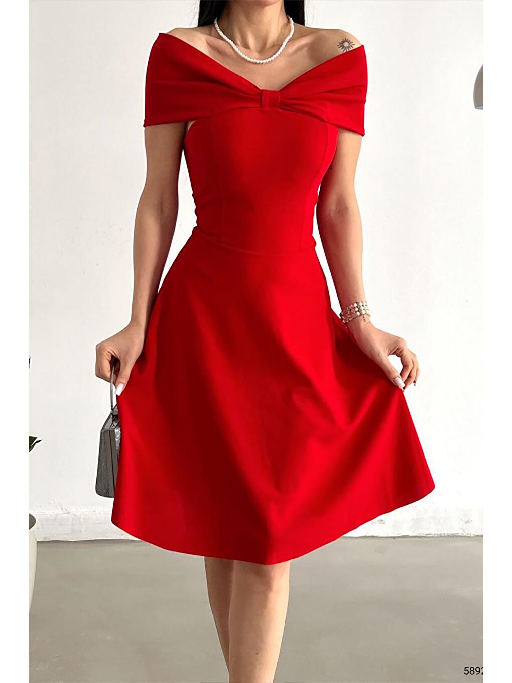 Kırmızı Madonna Yaka Krep Kumaş Kloş Elbise-3