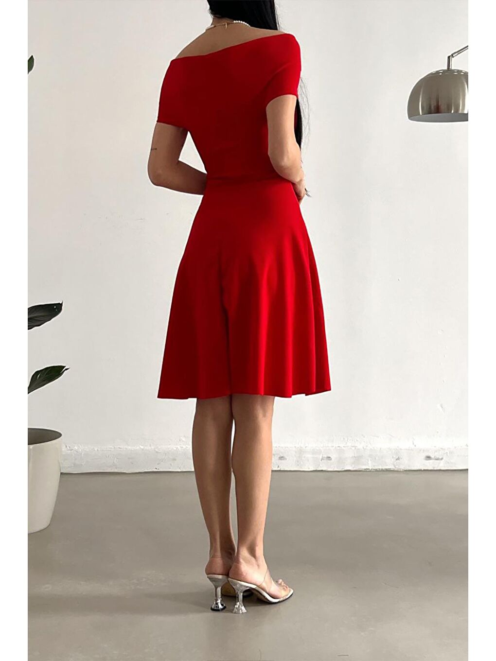 Kırmızı Madonna Yaka Krep Kumaş Kloş Elbise-4