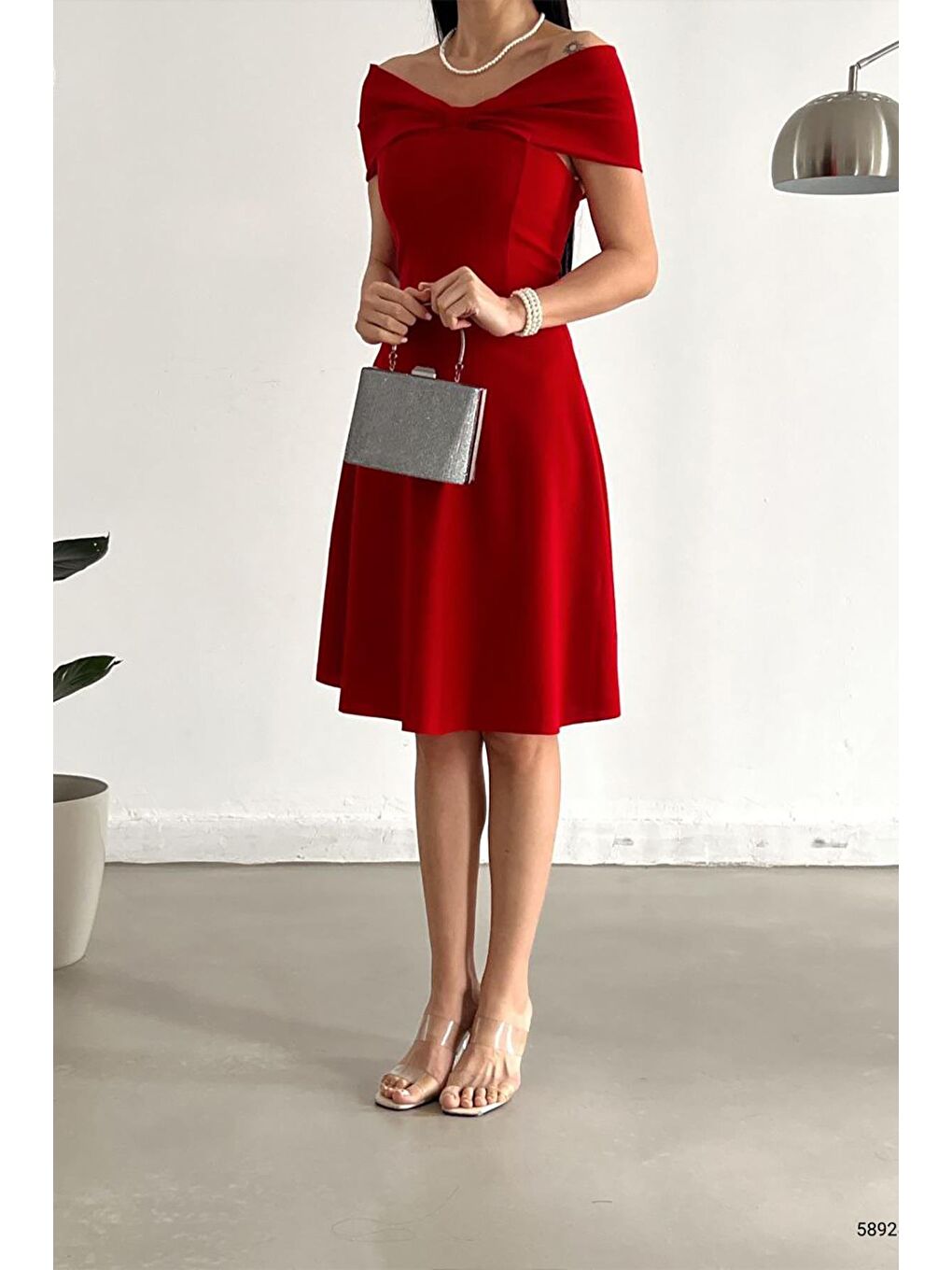 Kırmızı Madonna Yaka Krep Kumaş Kloş Elbise-5
