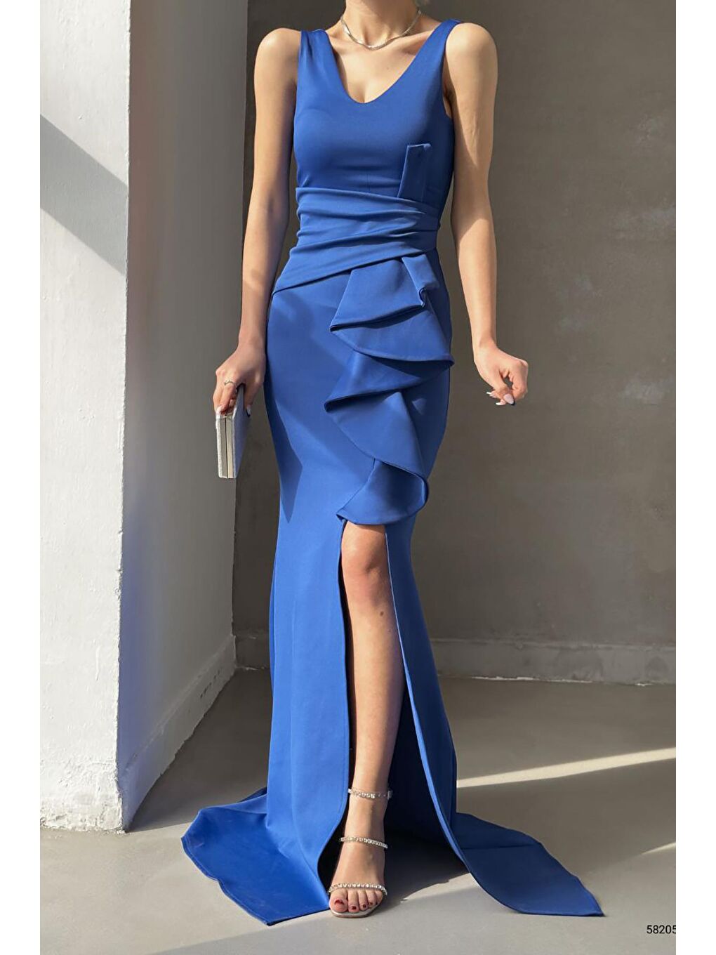 Mavi Scuba Kumaş Kalın Askılı Maksi Boy Yırtmaç Detay Volanlı Abiye Elbise-5