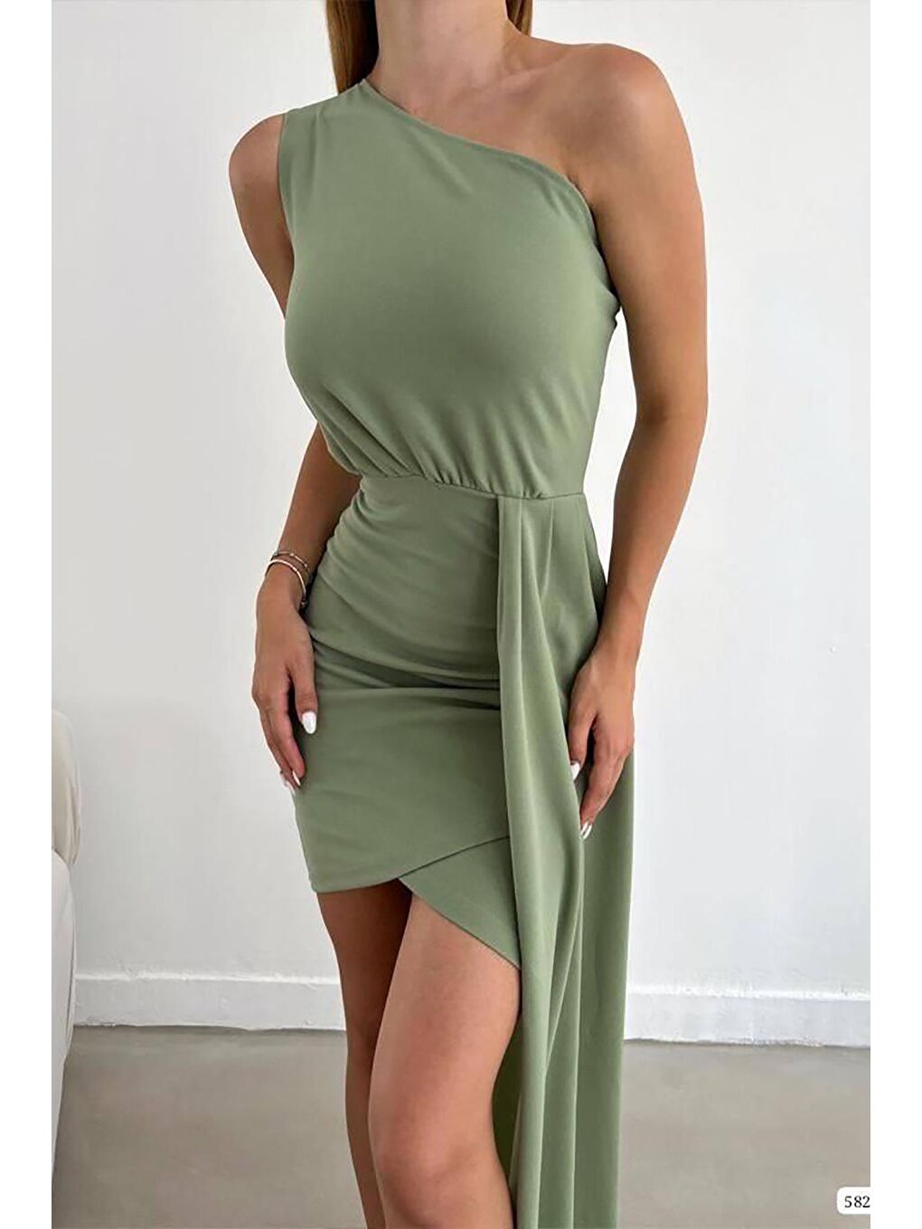 Yeşil Mint Tek Omuz Büzgü Detay İthal Krep Kumaş Tasarım Elbise-2