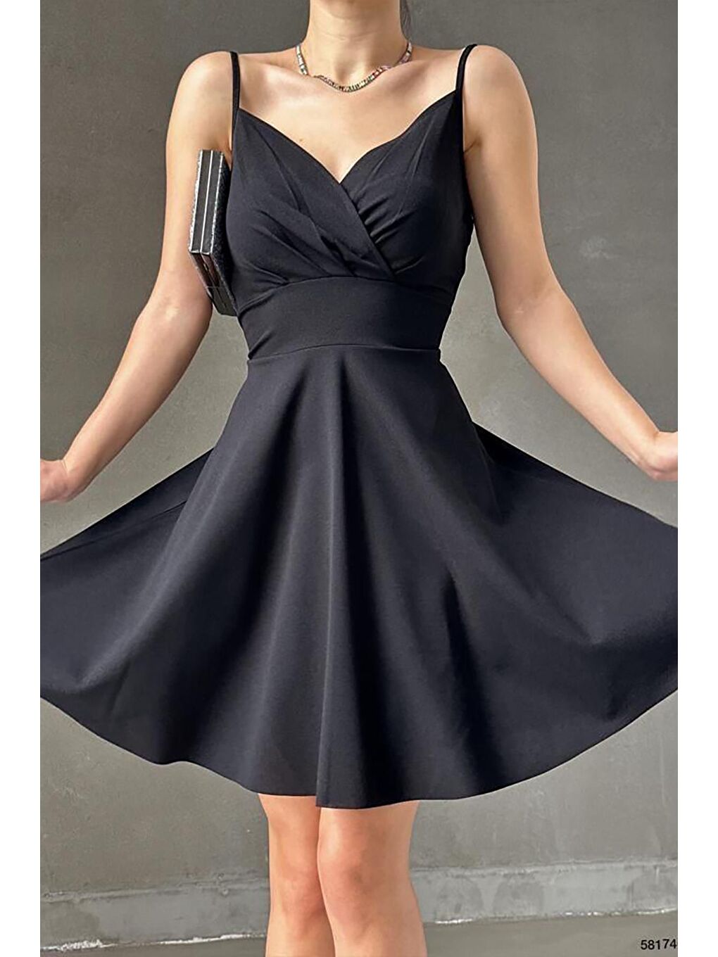 Krep Kumaş Siyah İnce Askılı Kloş Elbise-1