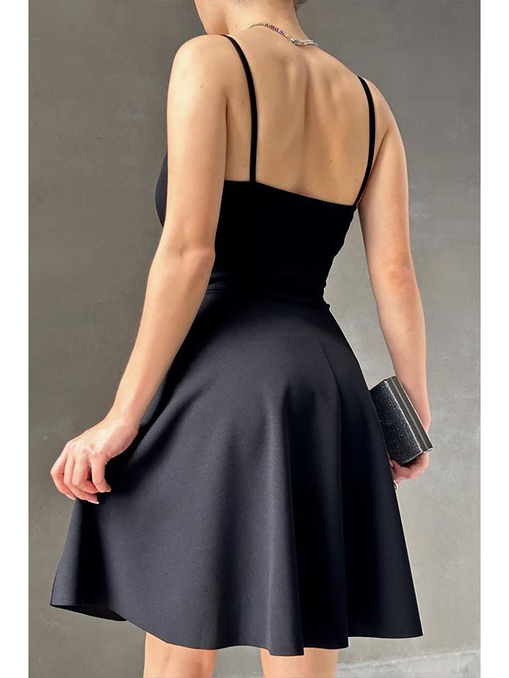 Krep Kumaş Siyah İnce Askılı Kloş Elbise-2