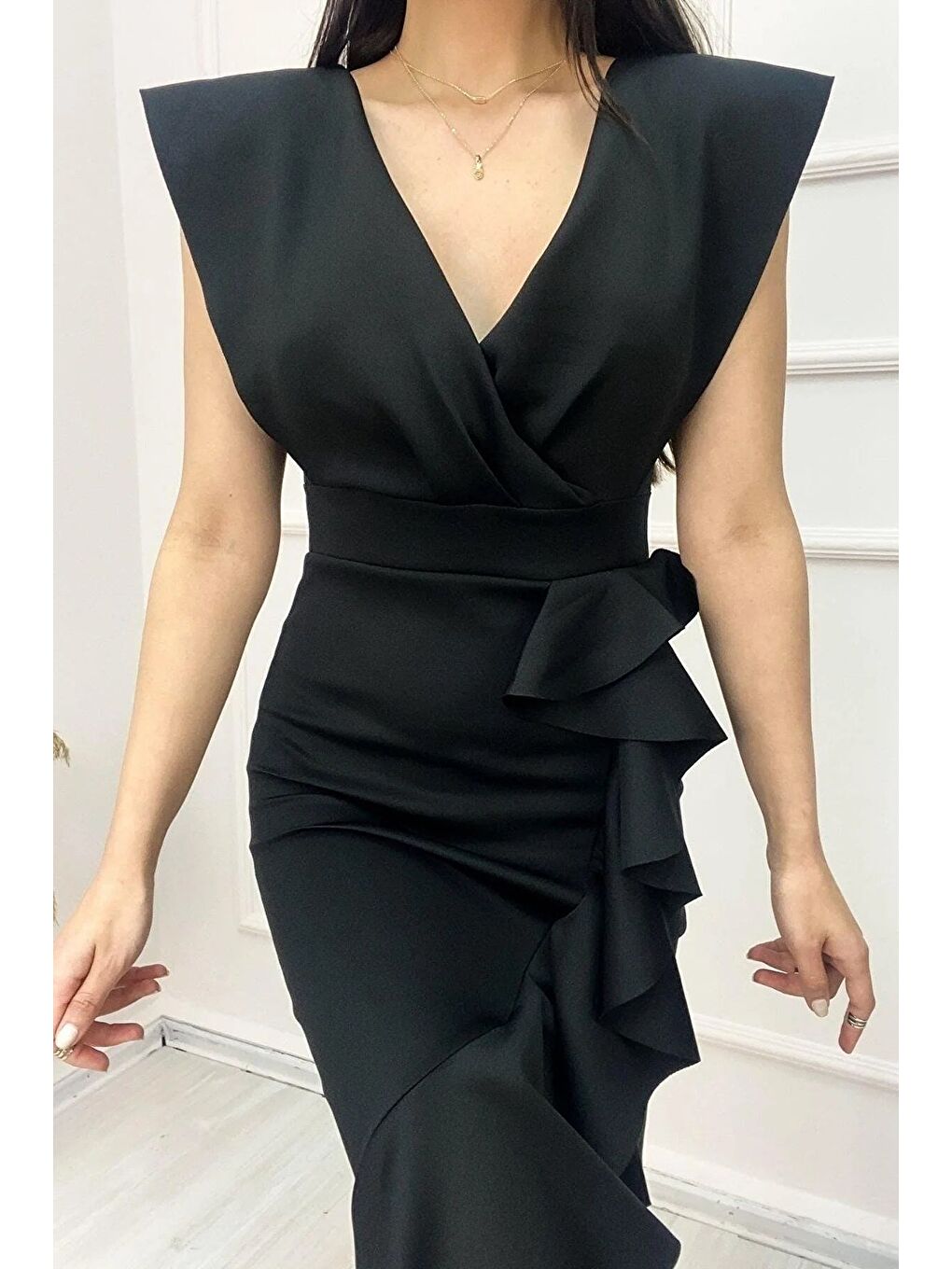 Siyah Scuba Kumaş Omuz Düşük Volanlı Elbise-1