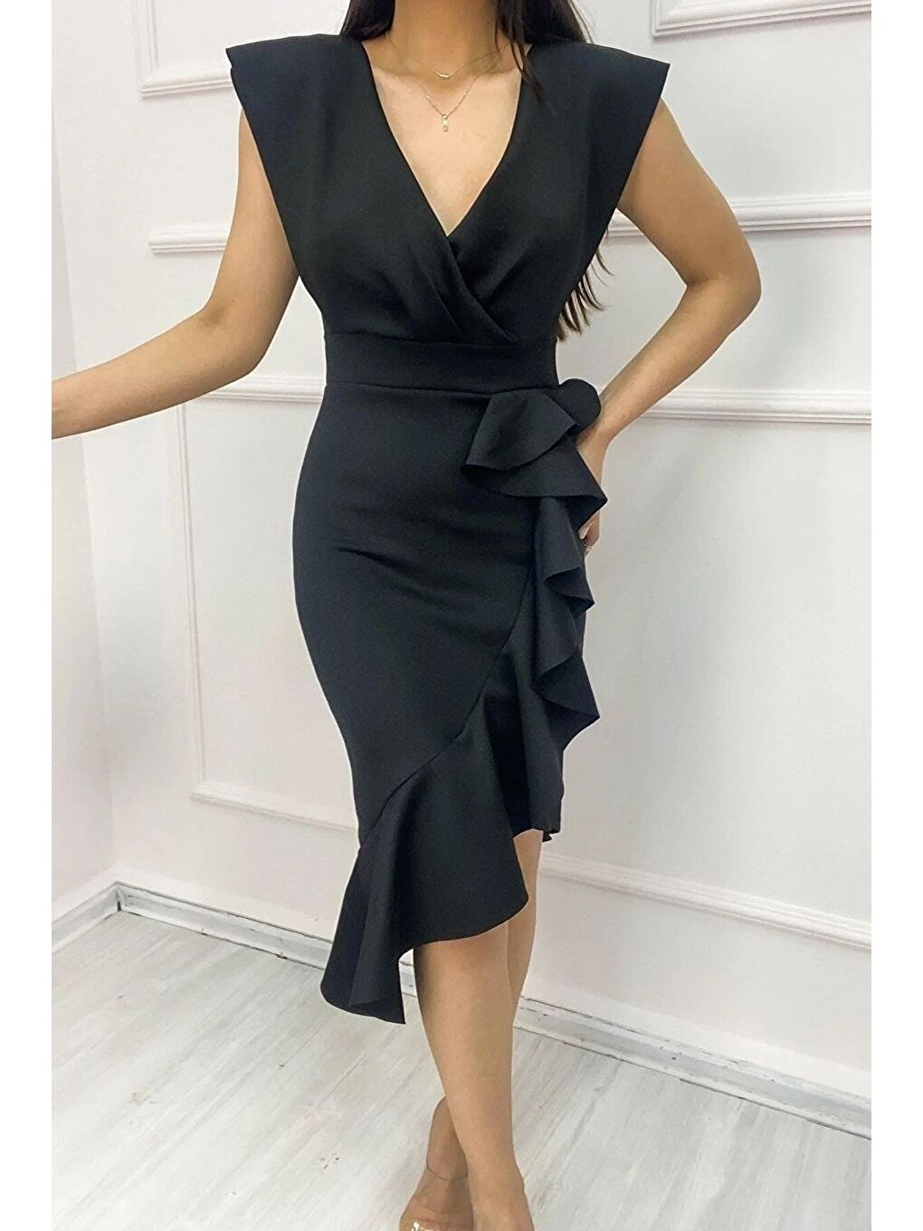 Siyah Scuba Kumaş Omuz Düşük Volanlı Elbise-2