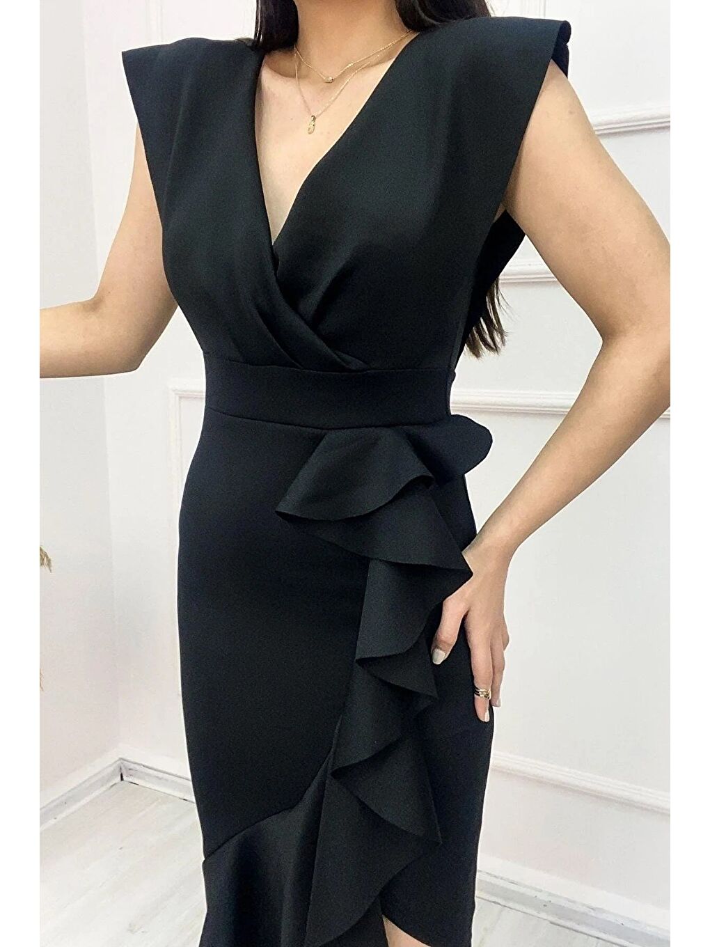 Siyah Scuba Kumaş Omuz Düşük Volanlı Elbise-3