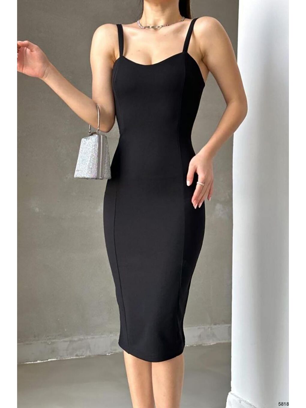 Siyah Kalp Yaka Kalın Askılı Krep Kumaş Kalem Elbise-2