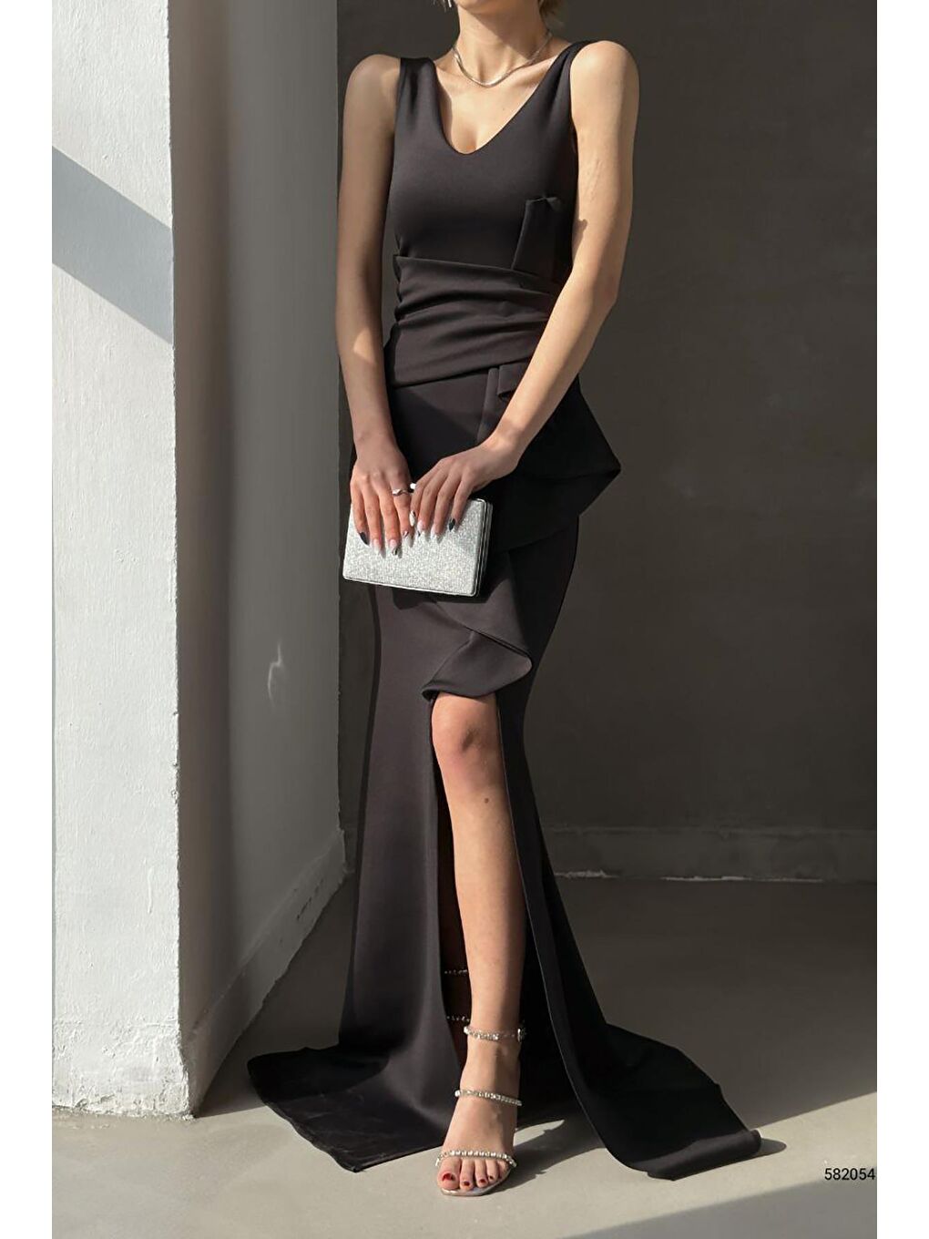 Siyah Scuba Kumaş Kalın Askılı Maksi Boy Yırtmaç Detay Volanlı Abiye Elbise