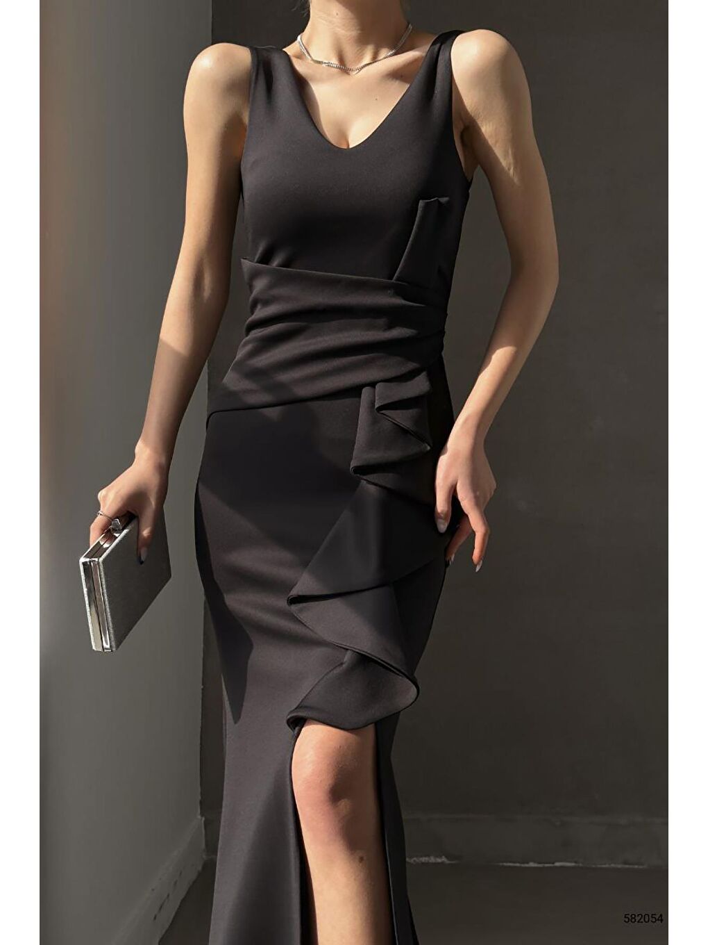 Siyah Scuba Kumaş Kalın Askılı Maksi Boy Yırtmaç Detay Volanlı Abiye Elbise-1