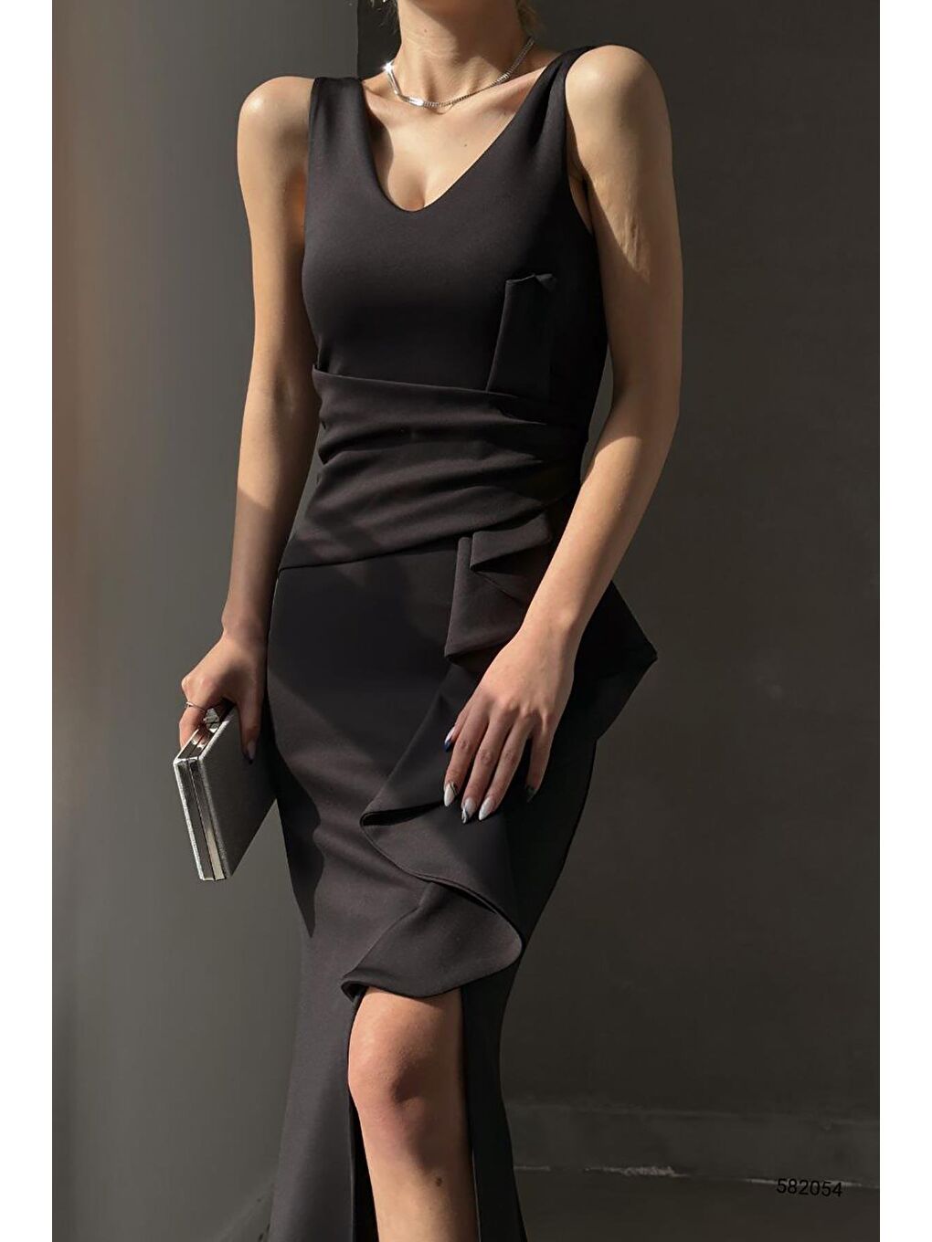 Siyah Scuba Kumaş Kalın Askılı Maksi Boy Yırtmaç Detay Volanlı Abiye Elbise-2