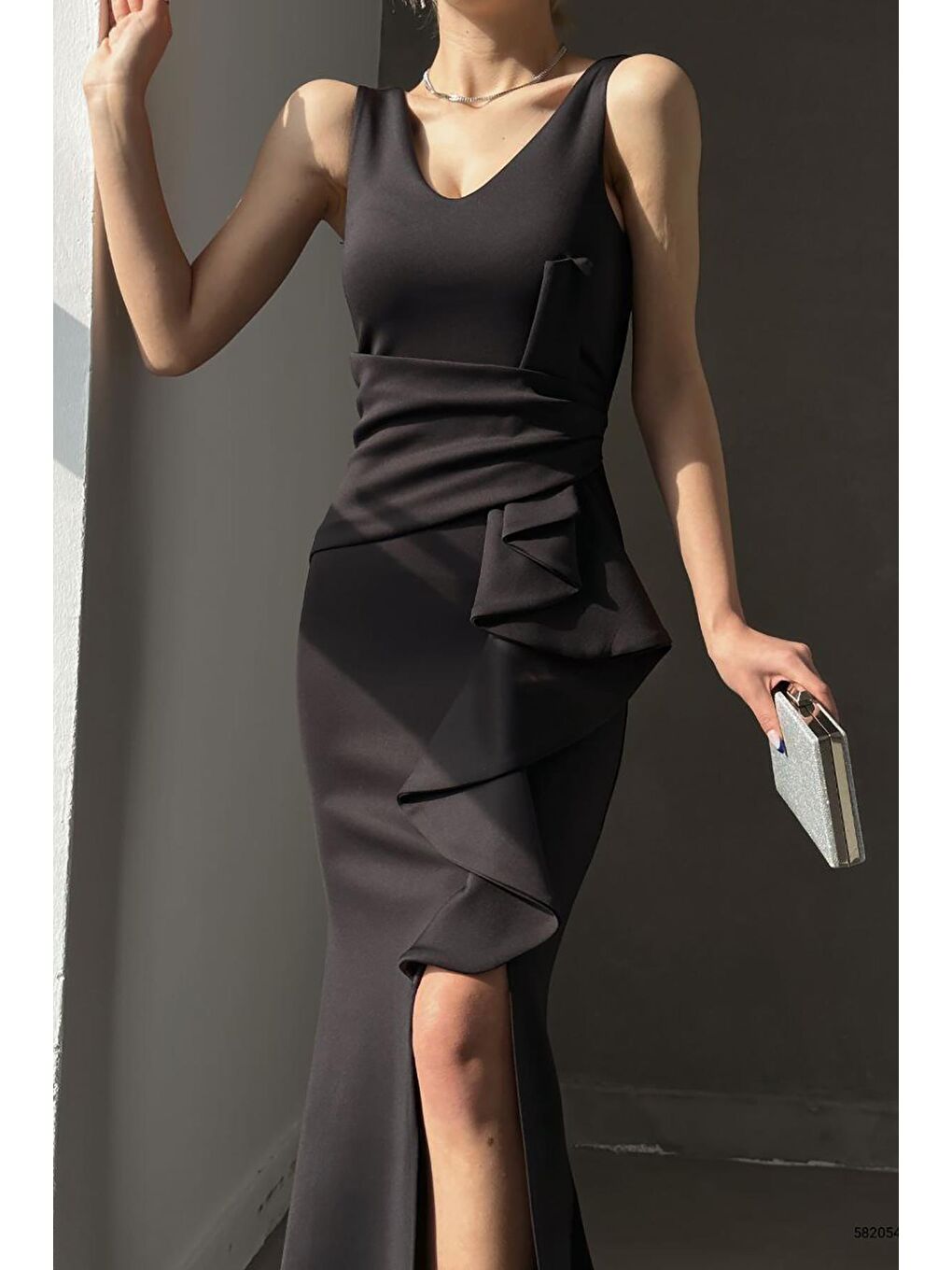 Siyah Scuba Kumaş Kalın Askılı Maksi Boy Yırtmaç Detay Volanlı Abiye Elbise-3