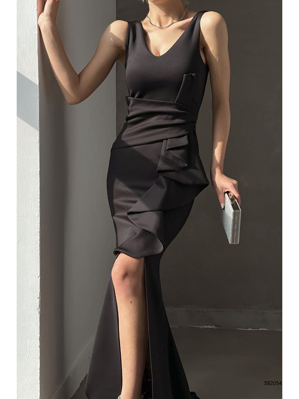 Siyah Scuba Kumaş Kalın Askılı Maksi Boy Yırtmaç Detay Volanlı Abiye Elbise-4