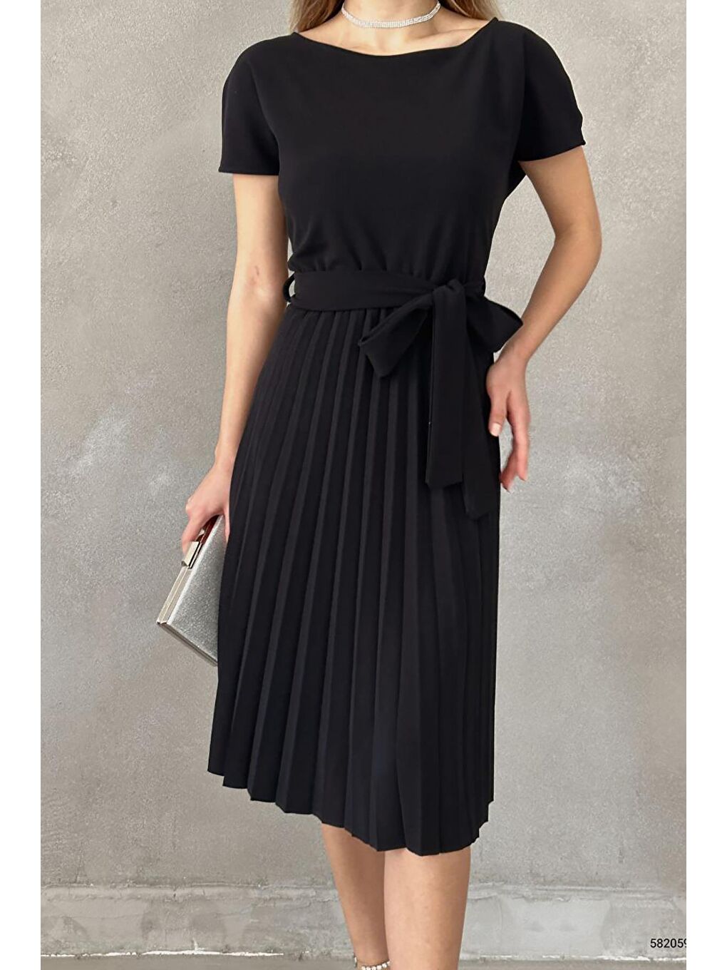 Siyah Krep Kumaş Pliseli Kemerli Elbise-2