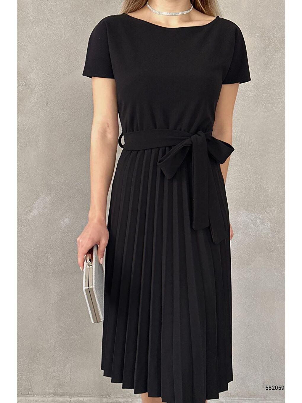 Siyah Krep Kumaş Pliseli Kemerli Elbise-3