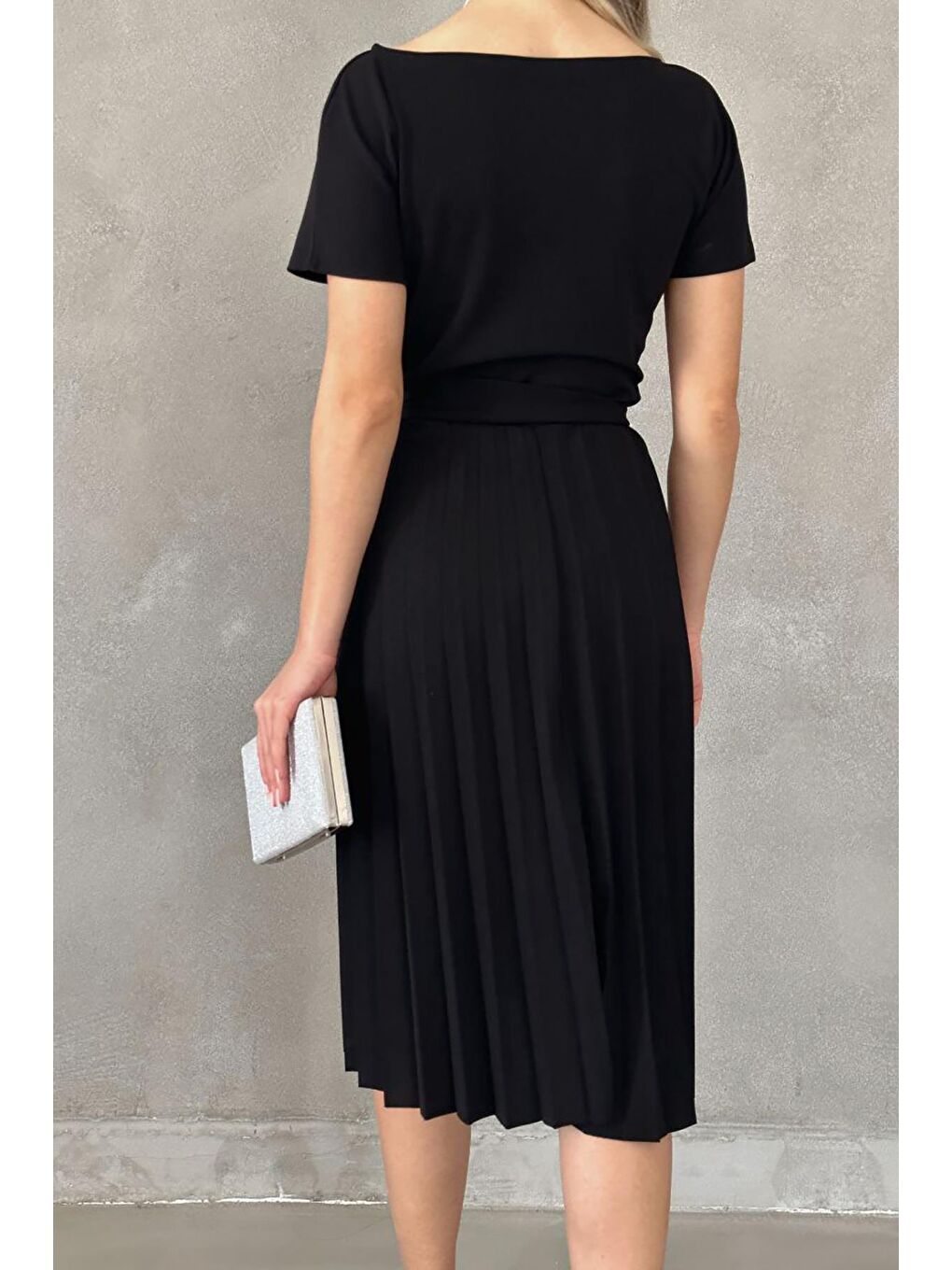 Siyah Krep Kumaş Pliseli Kemerli Elbise-4
