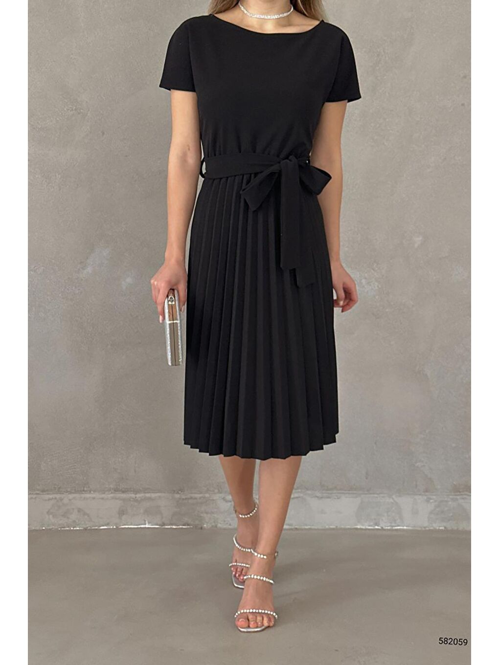 Siyah Krep Kumaş Pliseli Kemerli Elbise-5