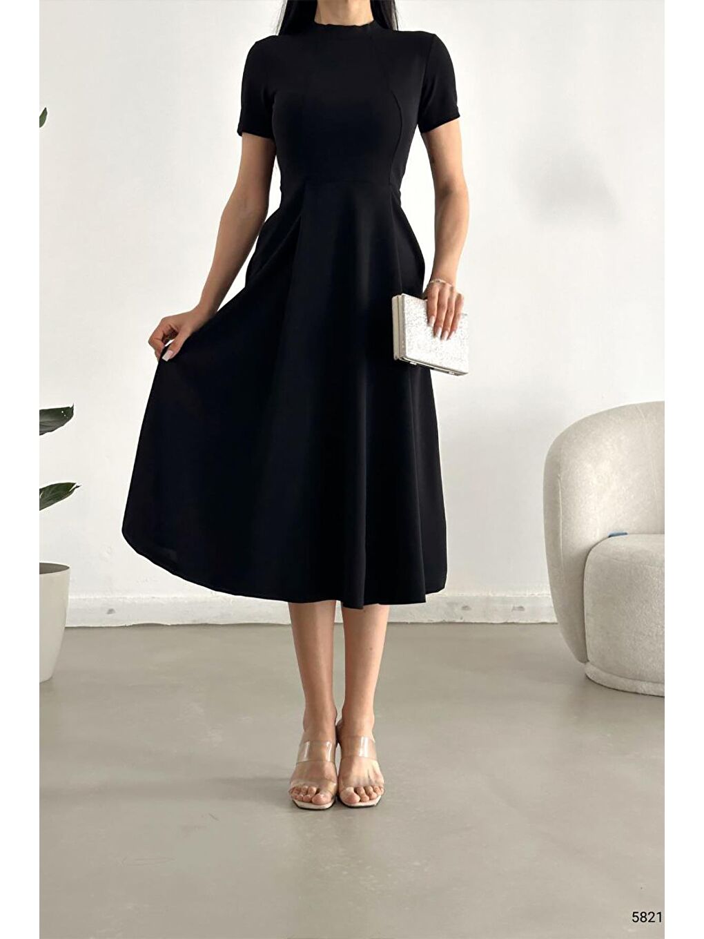 Siyah Kısa Kollu Cepli Uzun Krep Kumaş Elbise-1