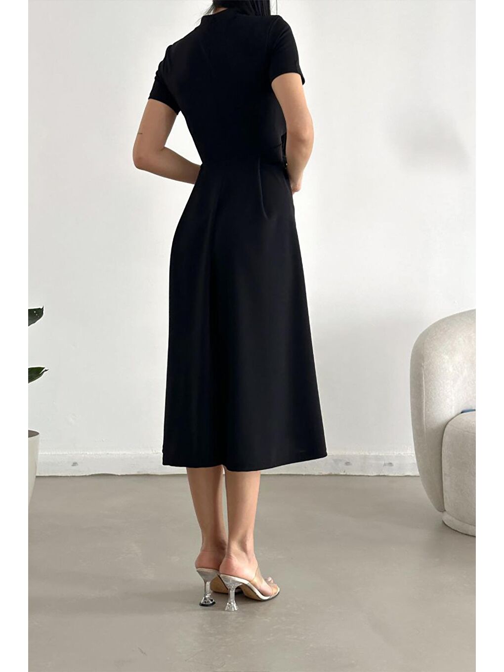 Siyah Kısa Kollu Cepli Uzun Krep Kumaş Elbise-3