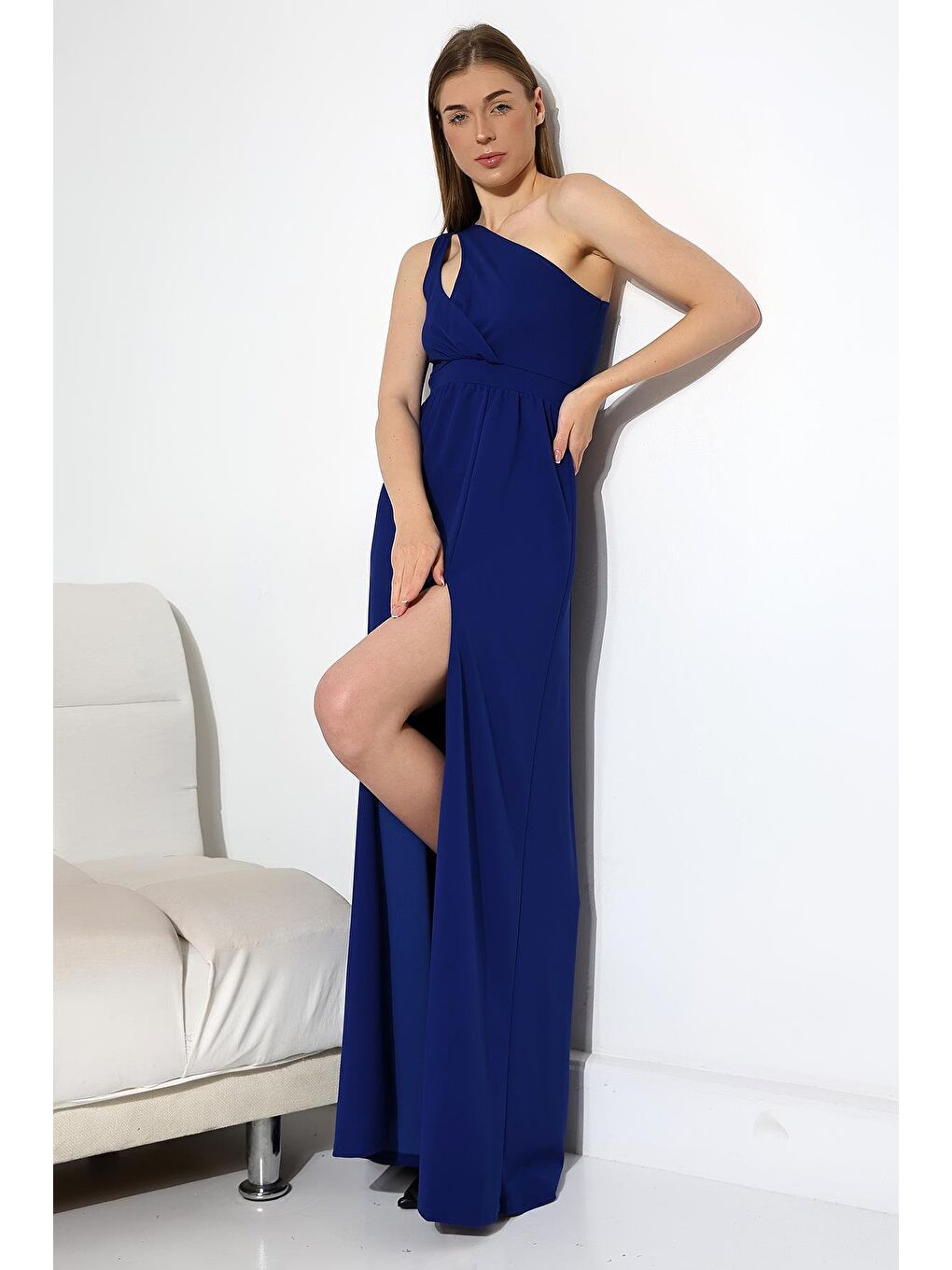 Saks Mavisi İthal Krep Kumaş Tek Omuz Uzun Yandan Yırtmaçlı Elbise-3