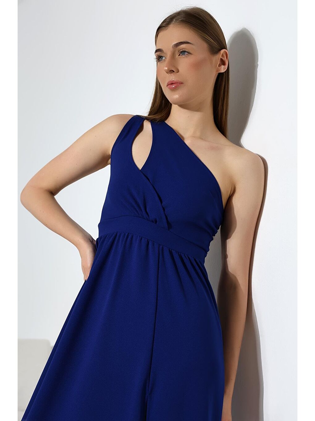 Saks Mavisi İthal Krep Kumaş Tek Omuz Uzun Yandan Yırtmaçlı Elbise-4