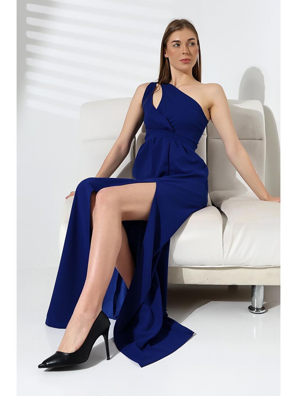 Saks Mavisi İthal Krep Kumaş Tek Omuz Uzun Yandan Yırtmaçlı Elbise-5