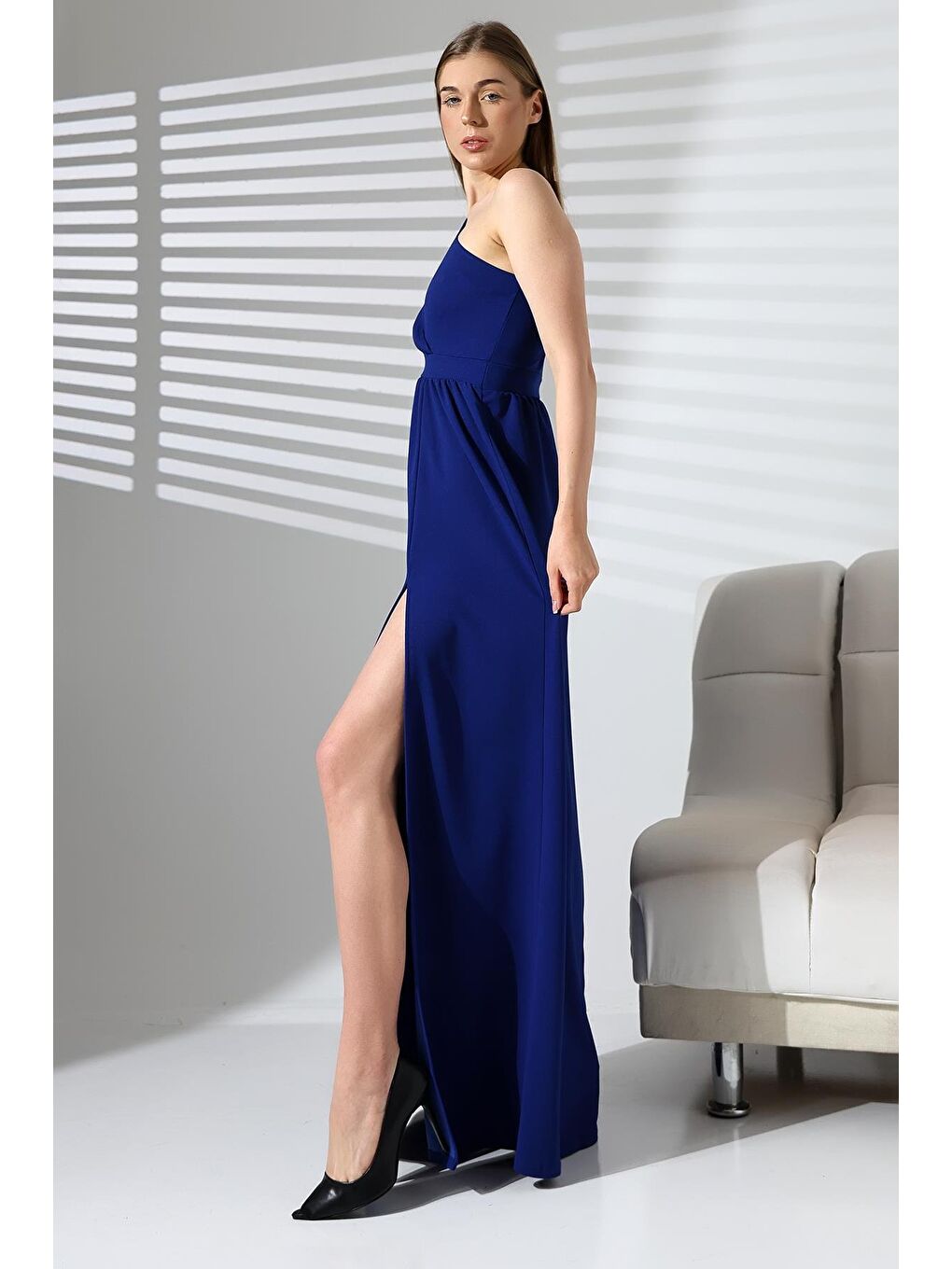Saks Mavisi İthal Krep Kumaş Tek Omuz Uzun Yandan Yırtmaçlı Elbise-6