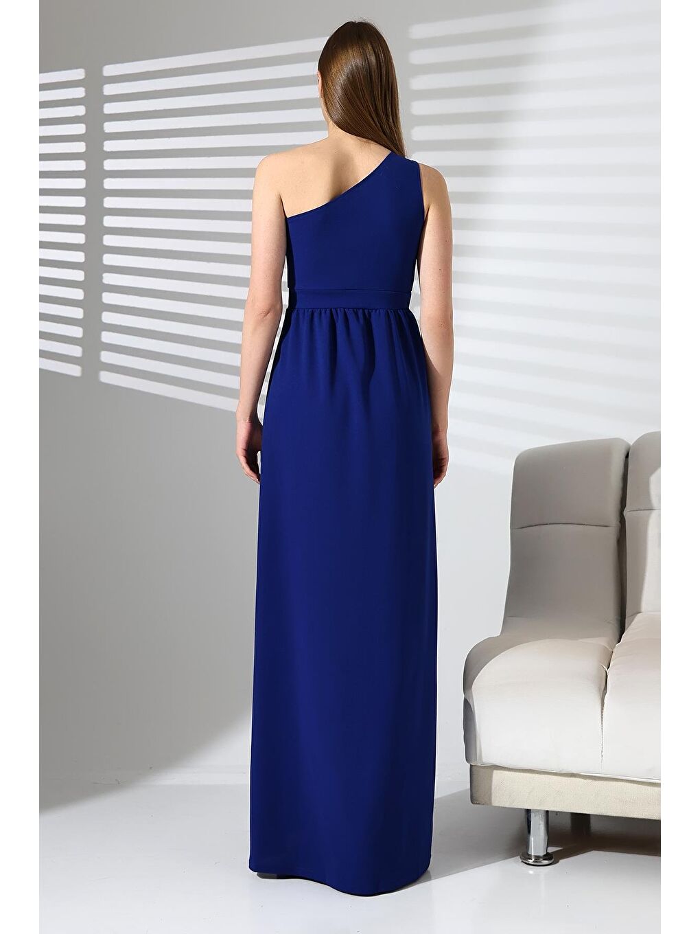 Saks Mavisi İthal Krep Kumaş Tek Omuz Uzun Yandan Yırtmaçlı Elbise-7