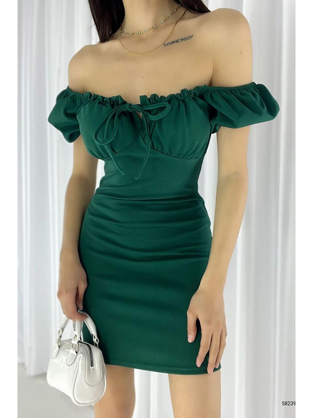 Zümrüt Yeşili Madonna Yaka İthal Krep Kumaş Büzgülü Elbise-1