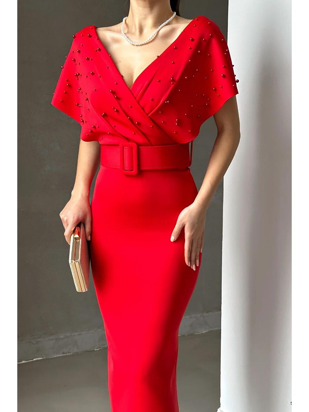 Kırmızı Kemerli Scuba Kumaş İnci Detaylı Elbise-1