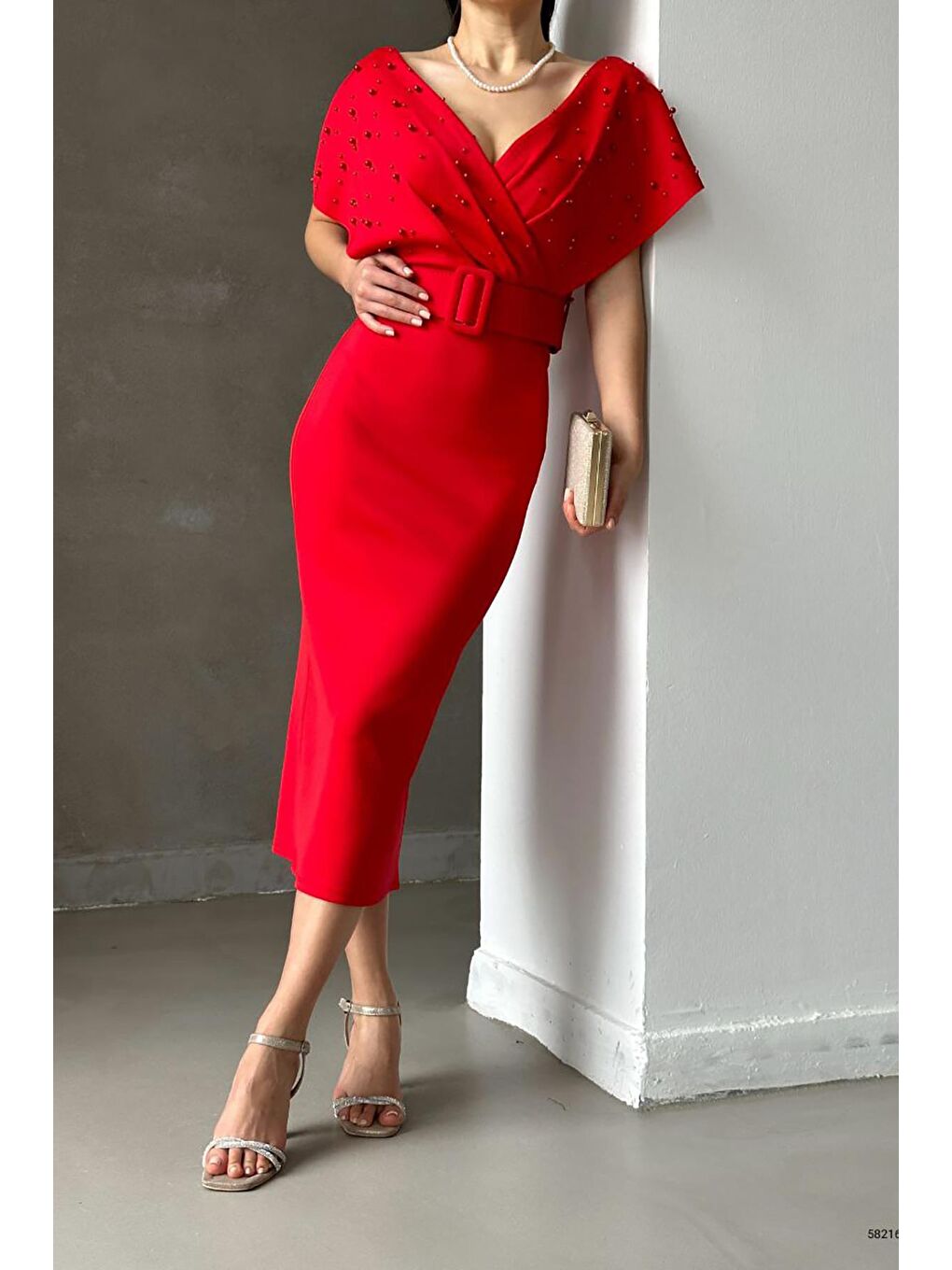 Kırmızı Kemerli Scuba Kumaş İnci Detaylı Elbise-2